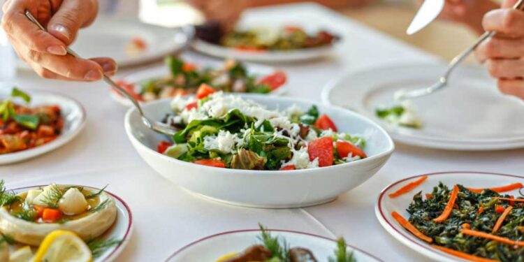 Ramazan ayında nasıl beslenmeliyiz? Diyetisyen Gökçen Efe Aydın anlatıyor…