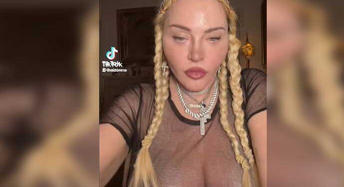 ABD’li şarkıcı Madonna sosyal medya hesabından estetikli halini paylaştı.