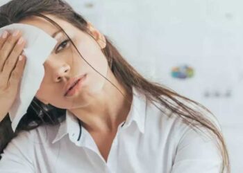 Normalden fazla terleyenler dikkat! Gazeteci Gülay Tunçel, Dr. Ayşegül Navdar Seyedresuli ile konuştu