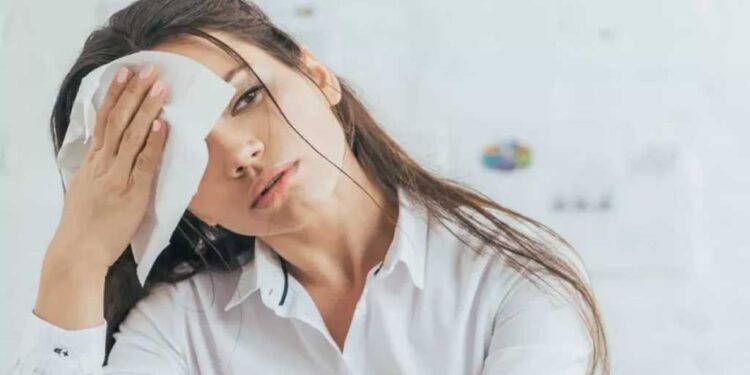 Normalden fazla terleyenler dikkat! Gazeteci Gülay Tunçel, Dr. Ayşegül Navdar Seyedresuli ile konuştu