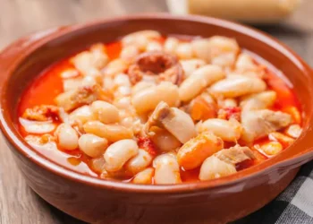 Bekar erkeklere özel menü: Sebzeli omlet, söğüş yeşillik, etli kuru fasulye…